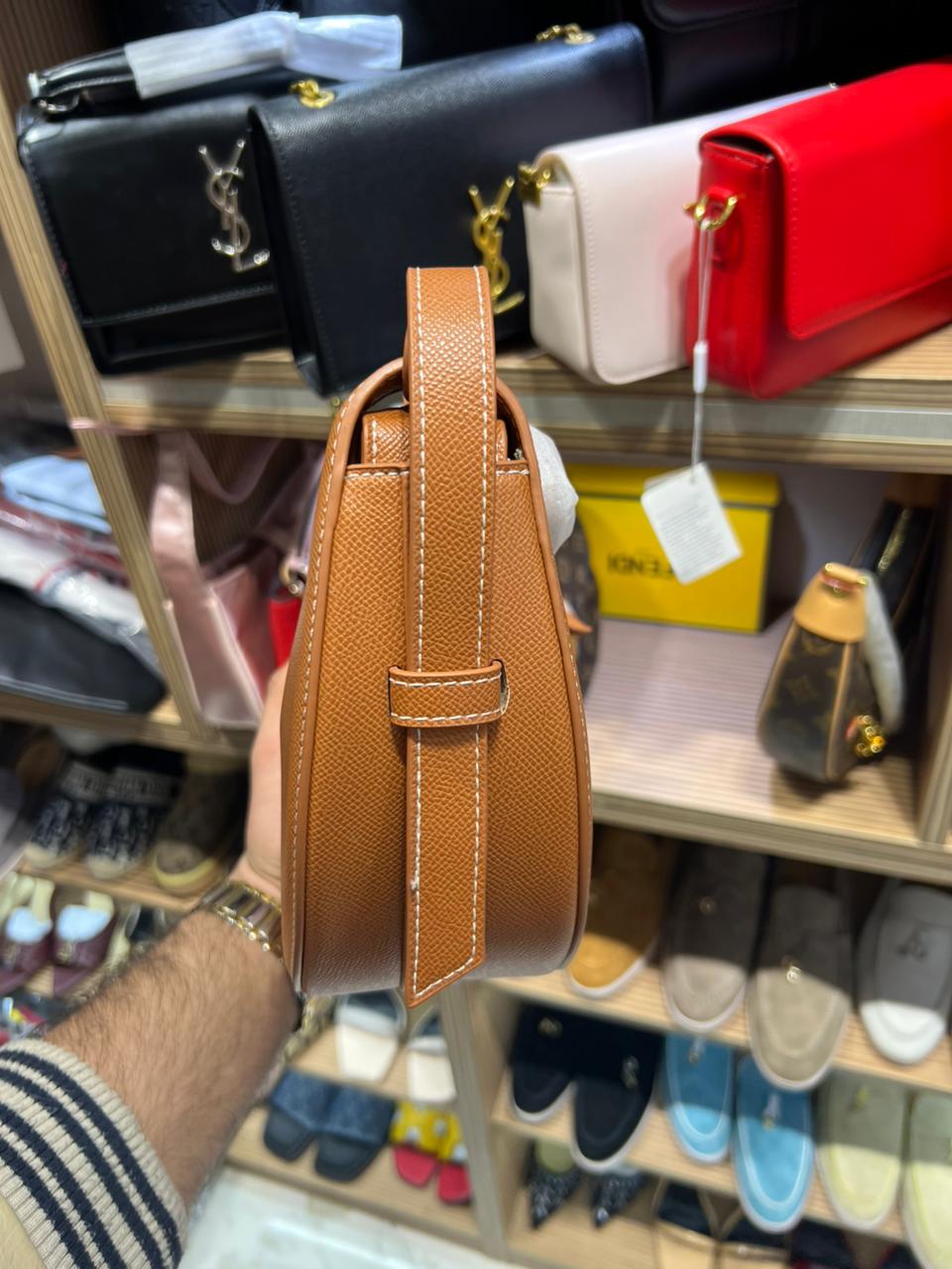 Sac Demi-Lune Style Numéro Dix – Cuir Grainé & Design Minimaliste